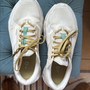OC CloudRunner 2. wide size 10 women’s. USED STILL GOOD CONDITION. Cloudtec